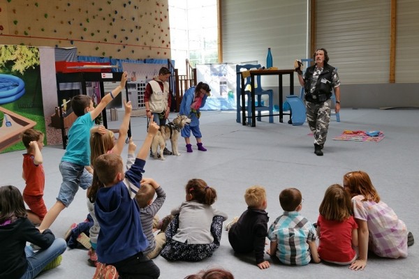 Intervention pendant le spectacle de la maison géante