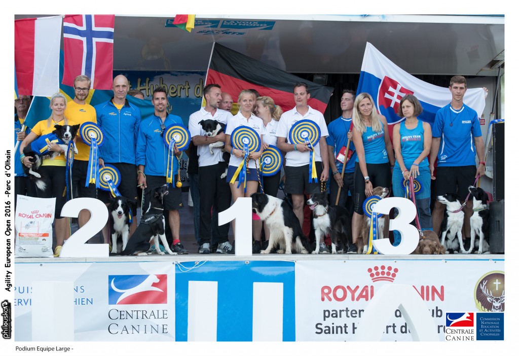 Podium Equipe Large - 0003-31 juillet 2016